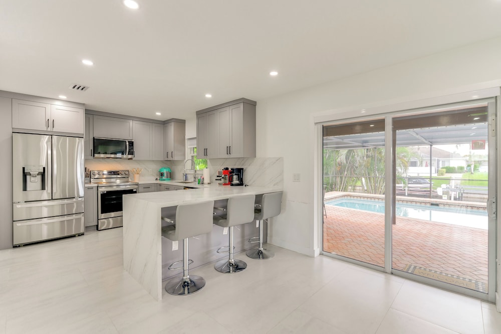 Swim, Golf & Explore: Pet-friendly Cape Coral Home