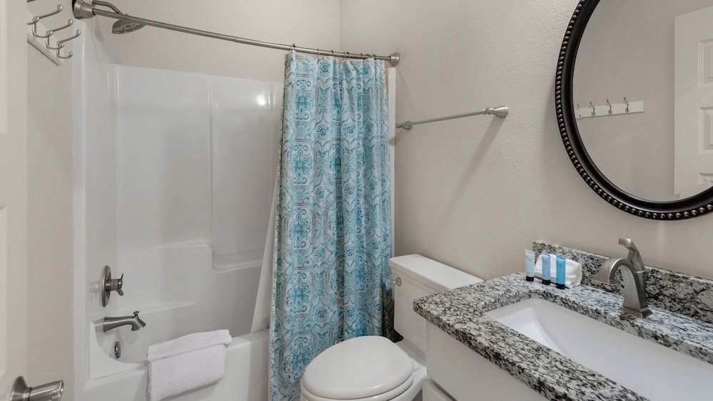 Stunning 4 Bd/4.5 BA - Free Wifi - Easy Walk to Beach