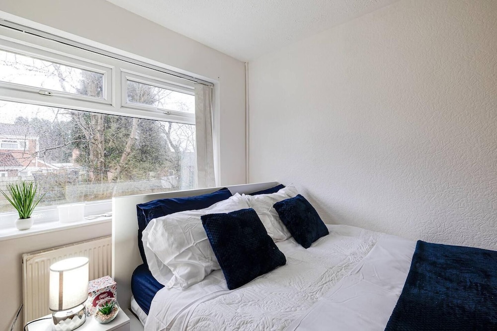 Lovely 2 Bedroom Apartment With Fireplace view 3
