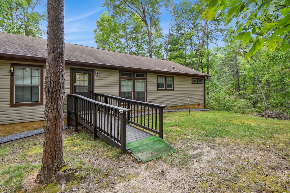 Cozy Cove Escape - Lakeside Retreat 3 Bedroom Cabin