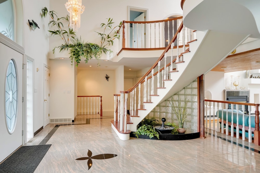 Luxury Mansion Rental w/ Rec Room in Niskayuna!