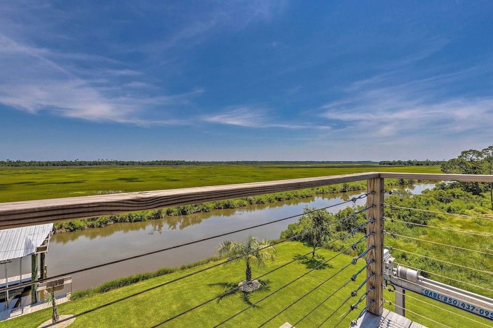 Spacious & Secluded Stilt Home on Fontaine Reserve view 5