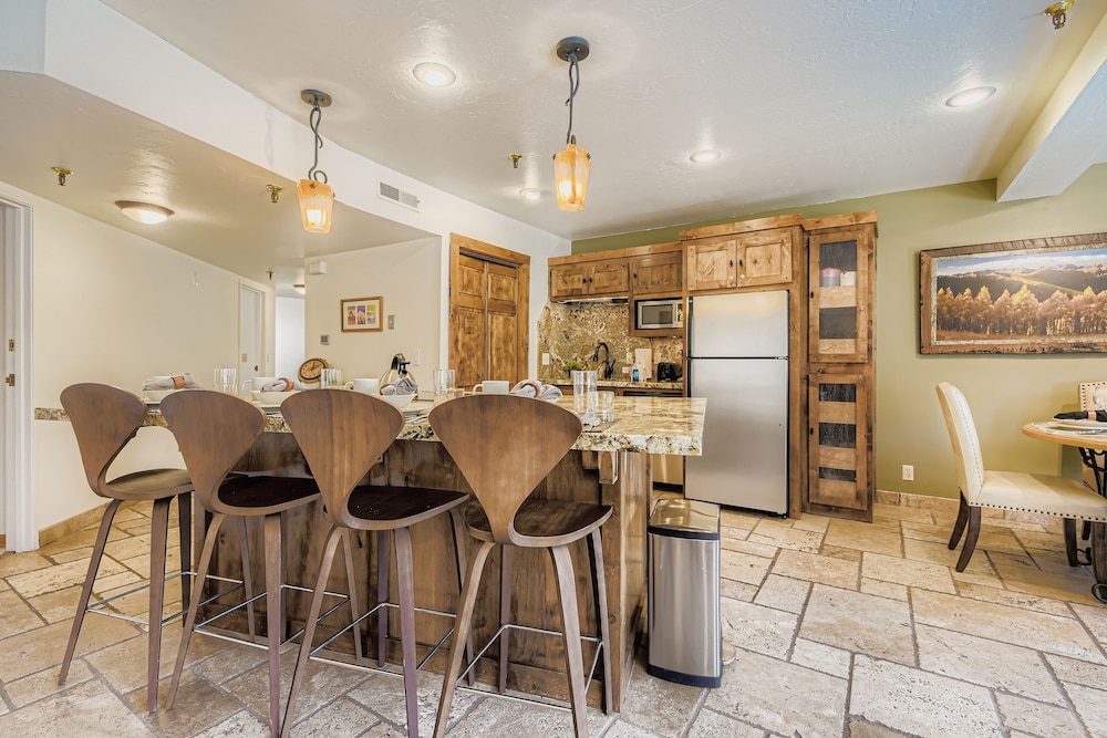 Charming 2br Escape Hot Tub, Bbq & Mountain Comfort 1424 2 Bedroom Condo