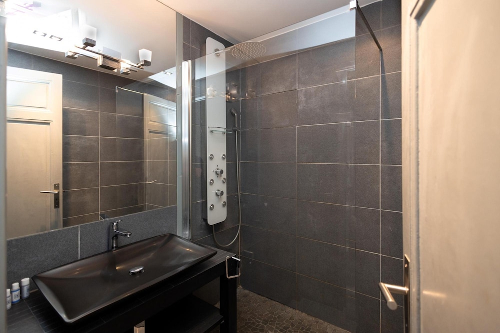 Centrally Located Modern 2 Bed Apartment in Cannes With Aircon and High Ceilings and Modern Design - 696