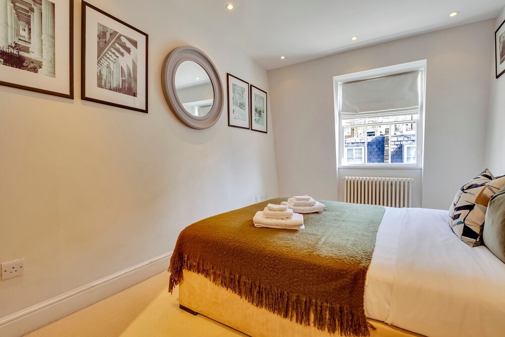 Luxe 4-bed Mews Home - 10 min to Harrods