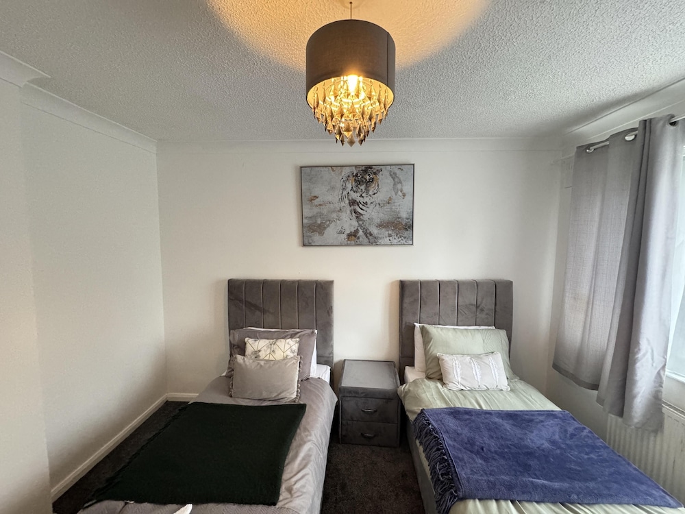 Leeds - 3 Bedrooms - 1bathroom - Parking - Wifi