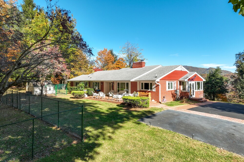 Inviting Waynesville Home Near Main St Shops view 2