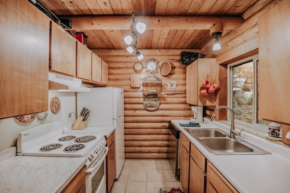 17mbr - Log - Bbq - Pets Ok - Wifi - Sleeps 8 2 Bedroom Home by RedAwning