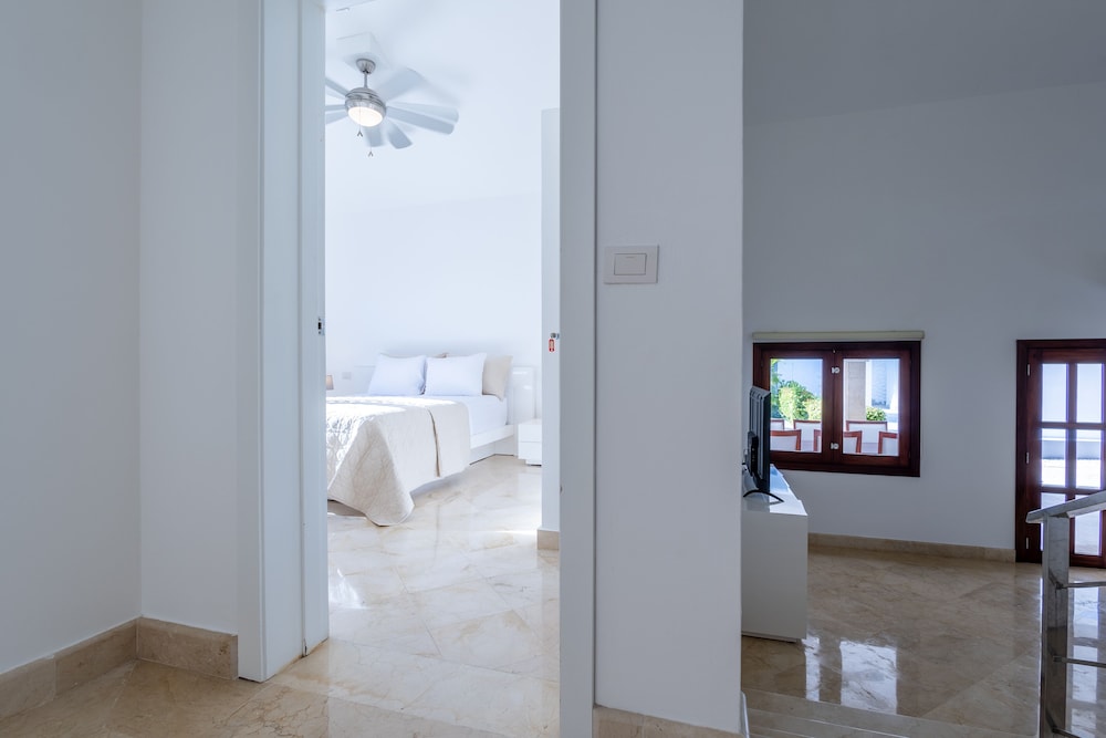 Beachfront 7BR Villa with Pool & Maid view 2