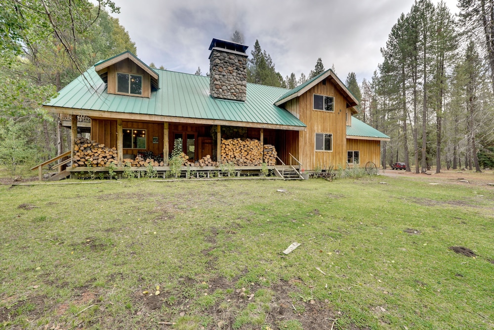Pet-friendly House w/ Deck: Near Crater Lake! view 2