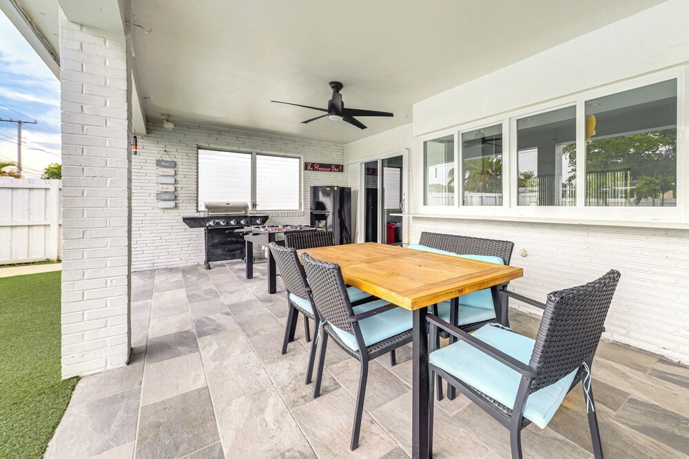 Outdoor Oasis w/ Games: Sleek Hollywood Home!