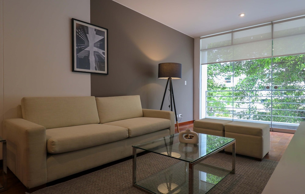 w Graceful 1BR With Balcony in Miraflores