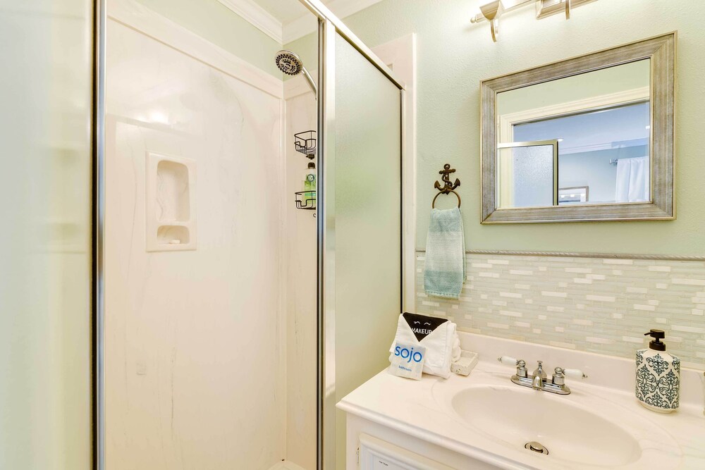 1 Block to Beach: Galveston Coastal Cottage