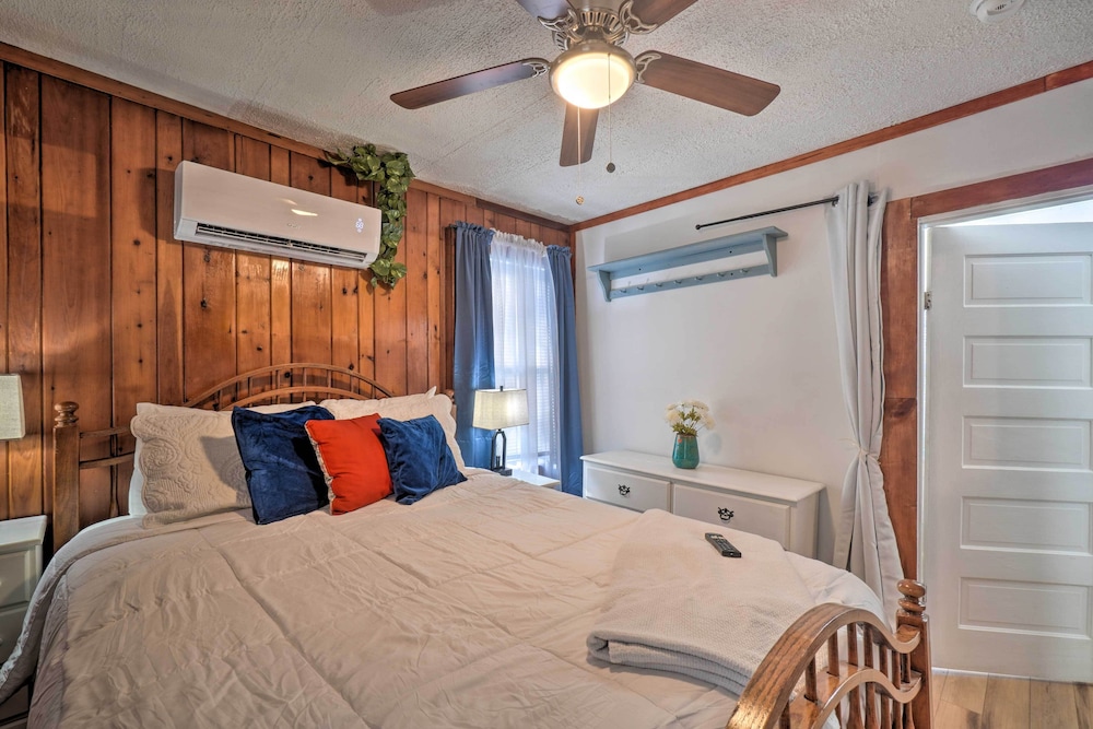 Cozy Knoxville Getaway ~ 8 Mi to Downtown! view 2