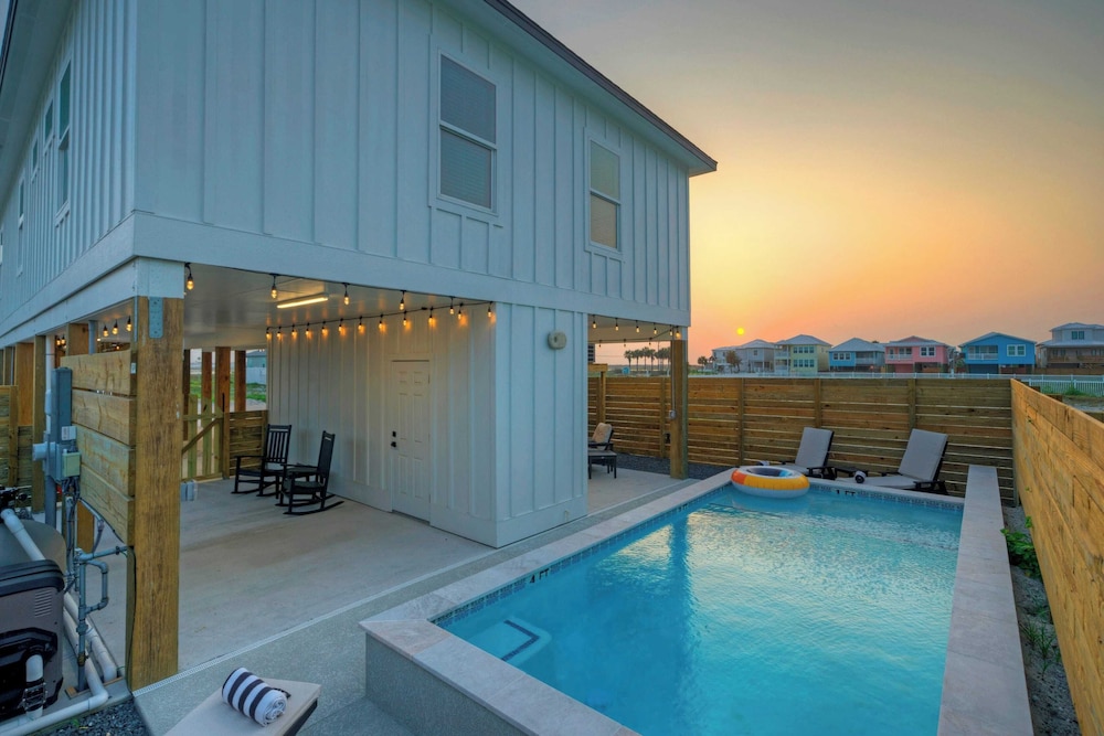Private Pool, by the Nature Preserve, Sunset Views Tux