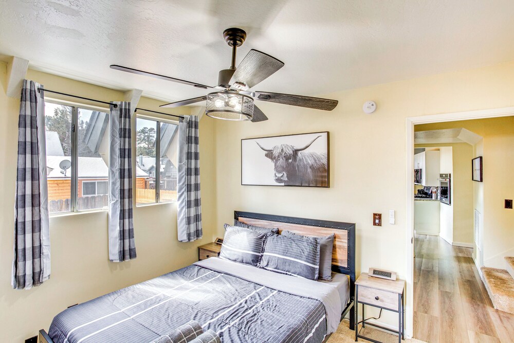 7 Mi to Big Bear Lake: A-frame Home w/ Deck!