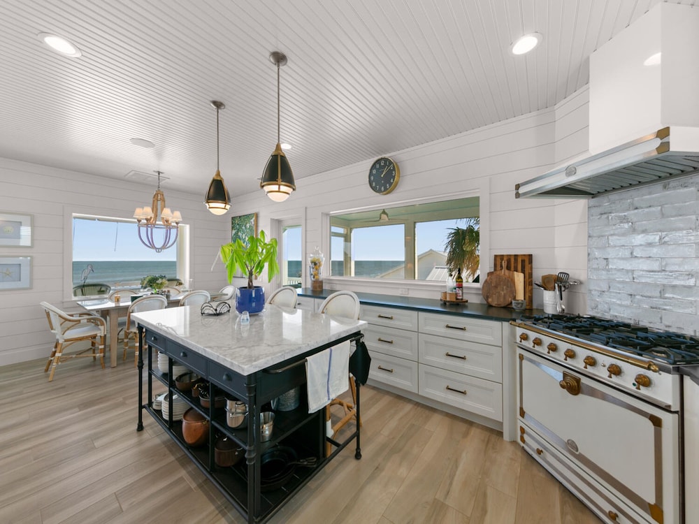 Ocean Paradise by Distinctive Beach Rentals