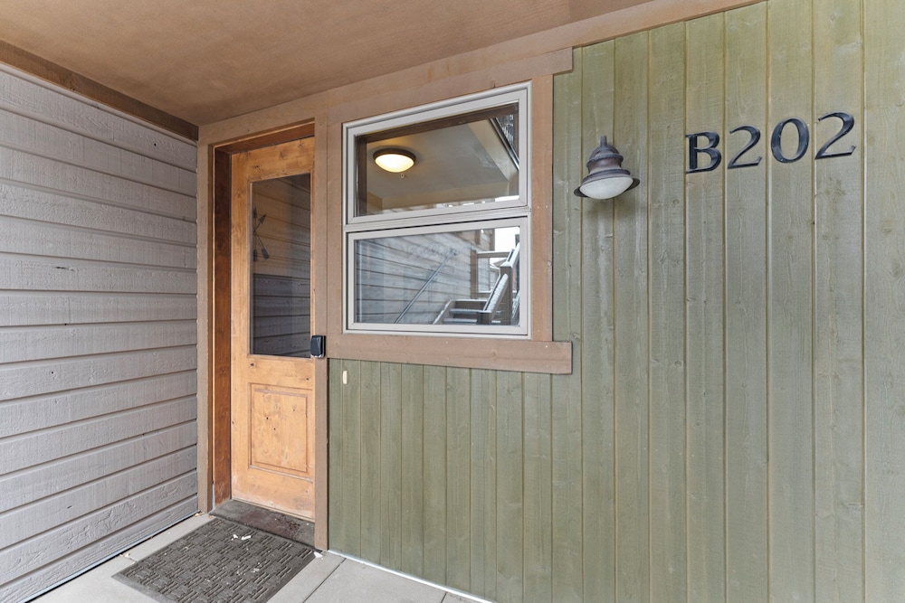 Watertower Place Condos Unit 202, Building B