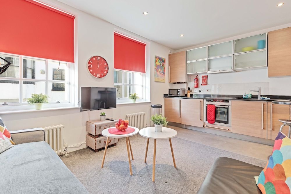 Majestic Mews Apartment with Free Parking | By My Getaways