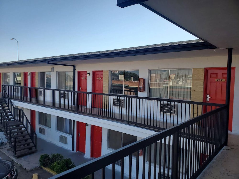 Tucumcari Vacations - Almara Inn - Property Image 7