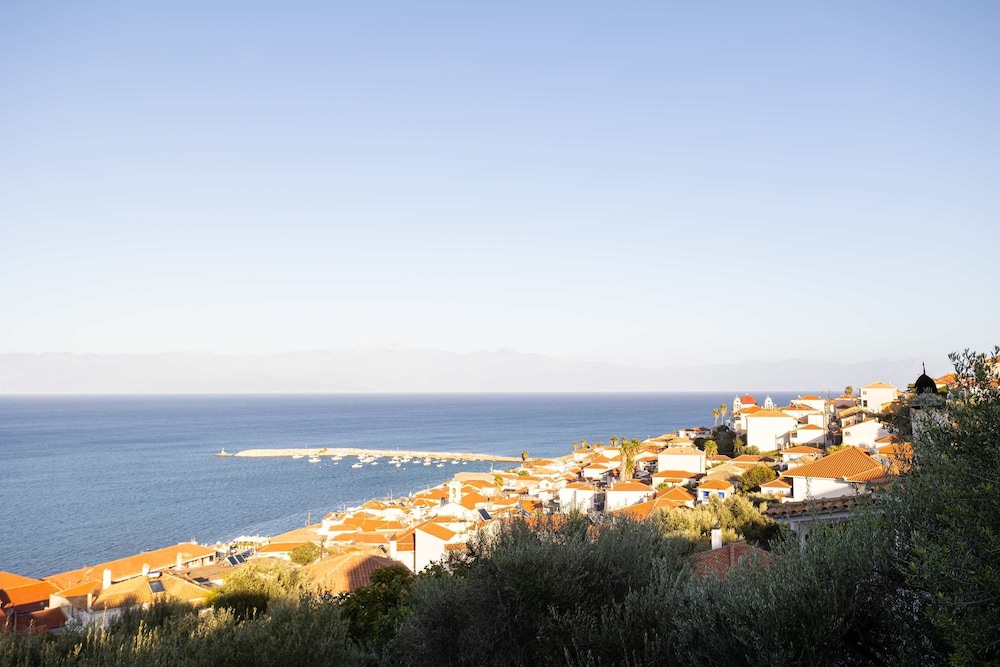 Eneos Boutique Residence - Koroni Garden Gem