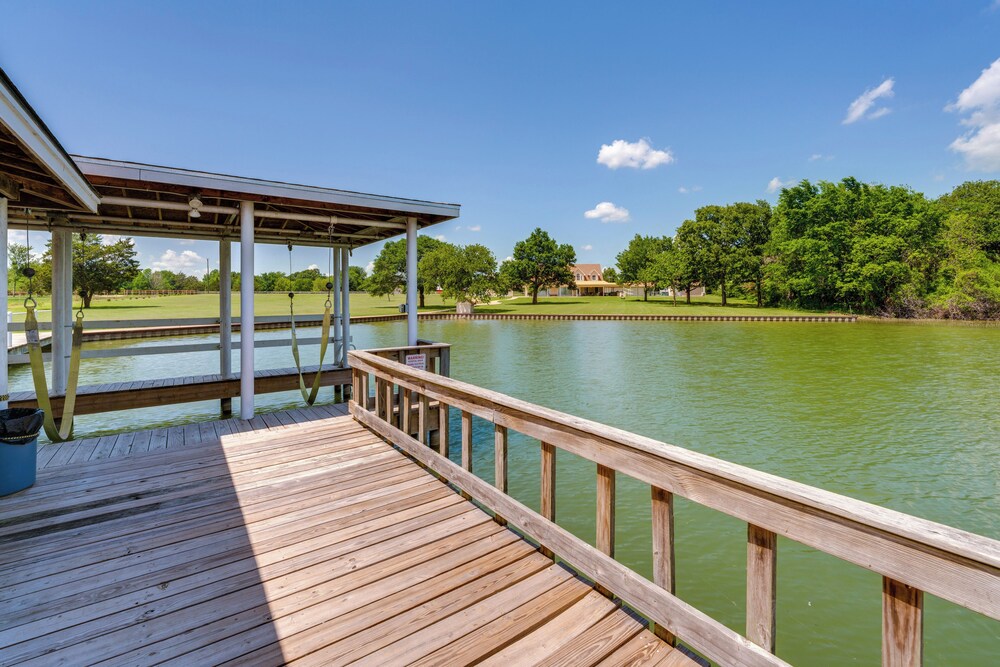 Sunrise Cove RC Llc: Lakefront Home w/ 2 Casitas!