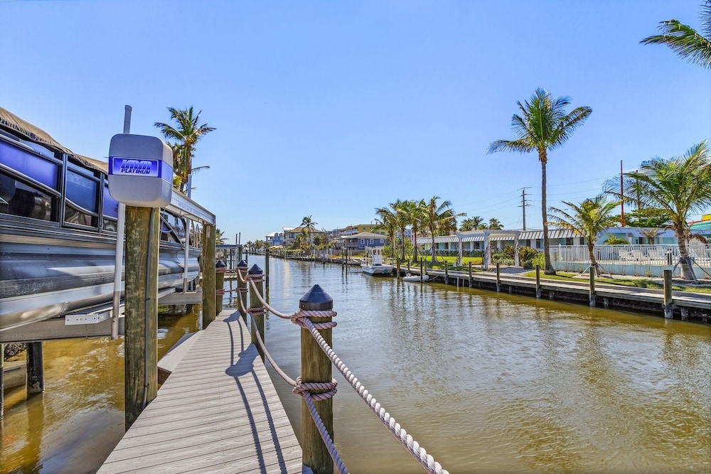265 Beautiful Canal Front Pool Home 3 Bedroom Home