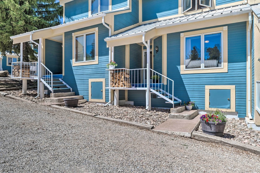 Eclectic Home w/ Deck: 4 Miles to Ski Cloudcroft!
