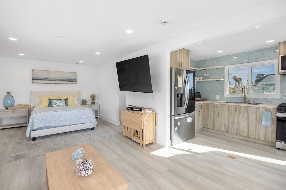 Walk to the Sand! Ocean Views, Balcony & Parking Sunset Surf