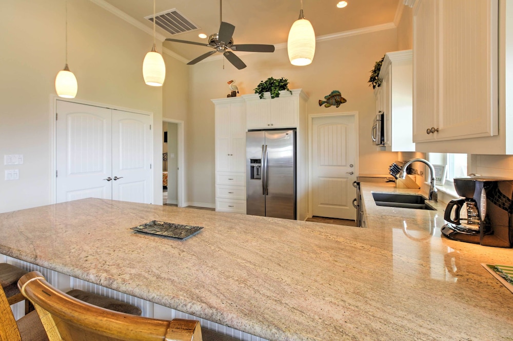Port Bolivar Getaway w/ Ocean View: Walk to Beach! view 5