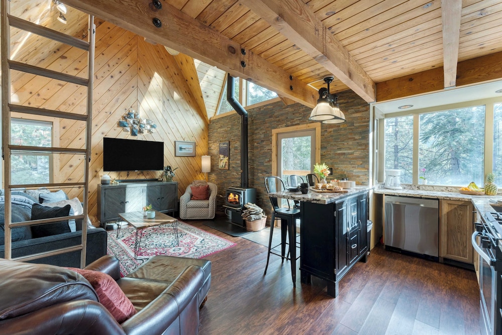 Jeffrey Pines Lofted Cabin, Minutes to Lake A-frame-inspired Design, Deck