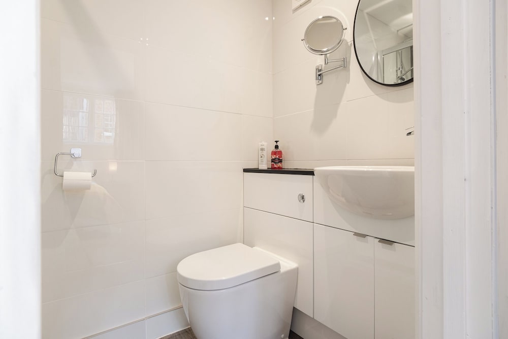 Gorgeous 1 BD in Central Cheltenham