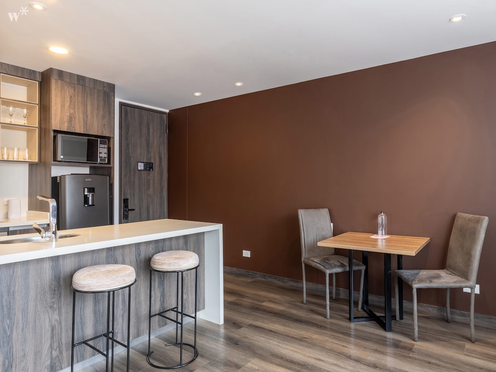 w Modern 2BR in Luxury Building in Chico