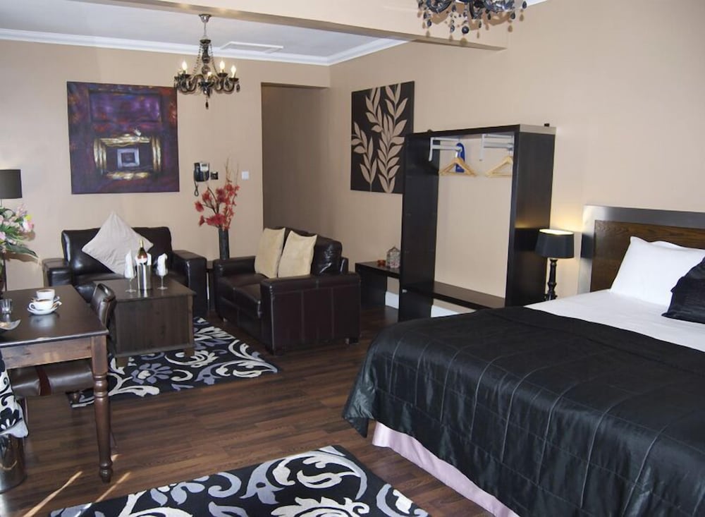 Warrington Vacations - Villaggio Hotel  Restaurant - Property Image 2