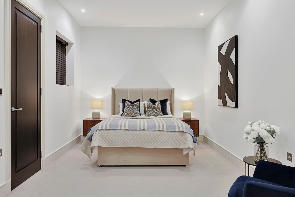 Luxe Home With Cinema Room - South Kensington
