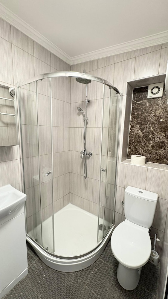Luxurious West London Retreat With Hot Tubs & Easy Access to Central London