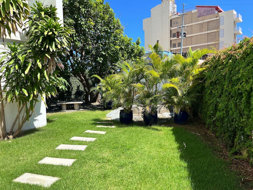 Centrally Located Sunny Apartment Walk to Beaches