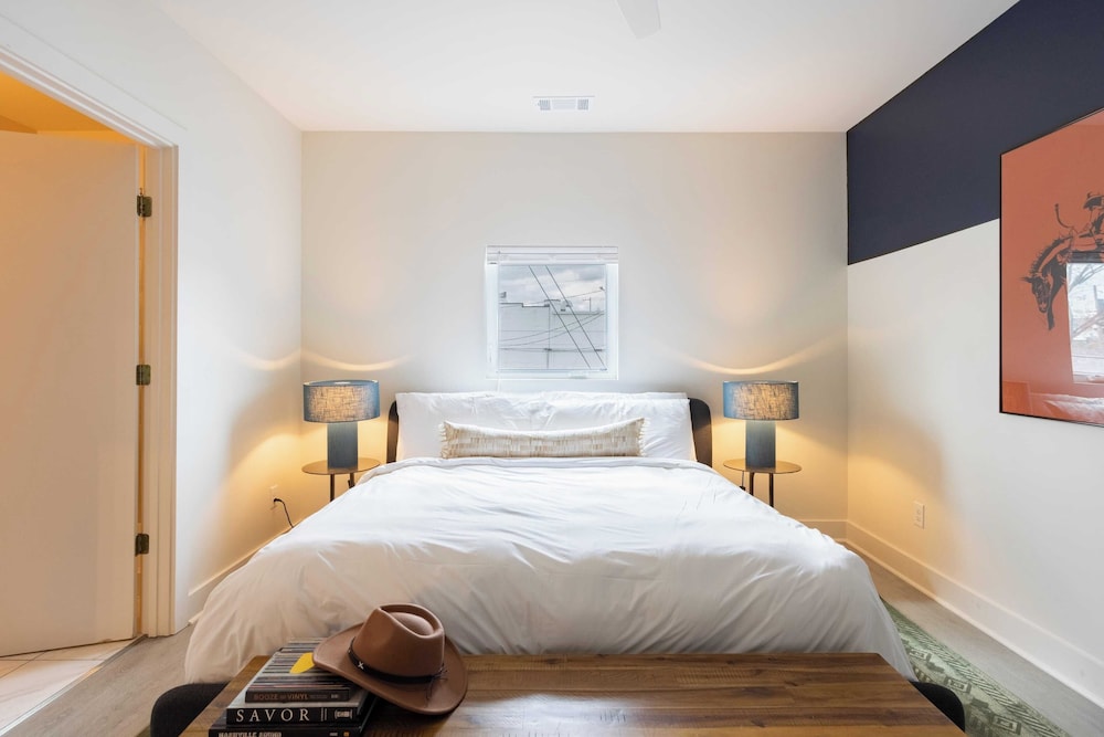 Sleeps 28 2 Units Near DT Nashville Outrider by Avantstay