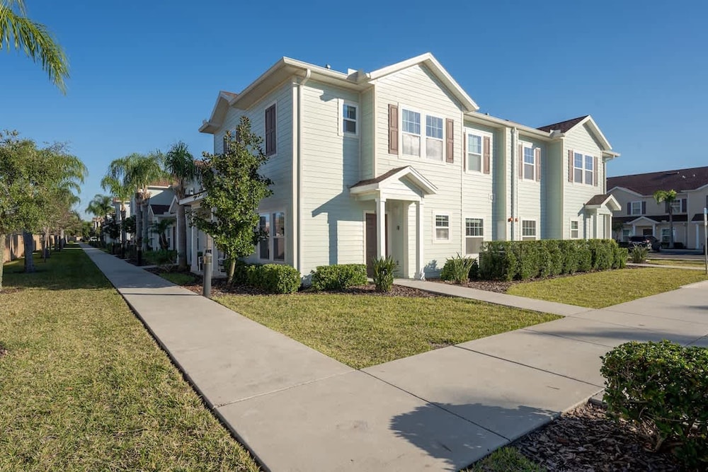 Modern Decor at West Lucaya 4 BR Wl8989