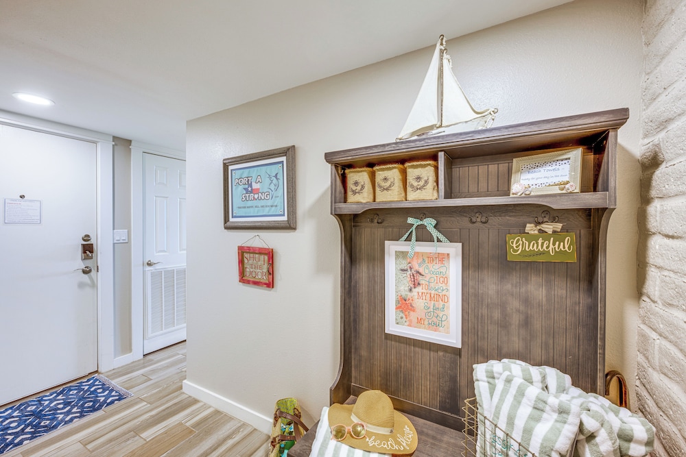 Steps to Beach & Boardwalk: Condo in Port Aransas!