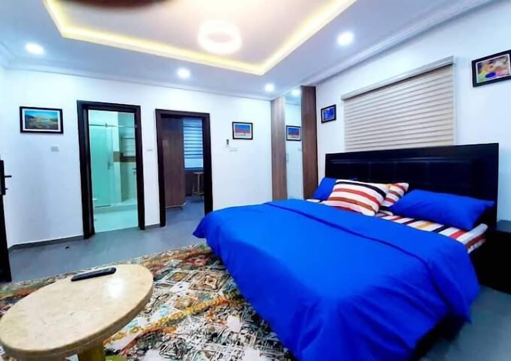 De Palatial Hotel and Apartments