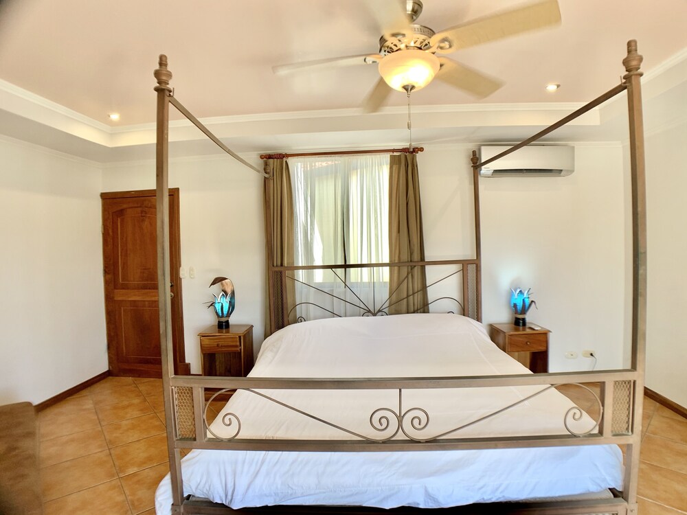 Villa Arenas: Private Pool & Easy Beach Access in Jaco by RedAwning