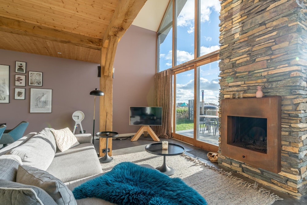 Modern 6-person Villa With Private Hot Tub - Near Beach & Nature