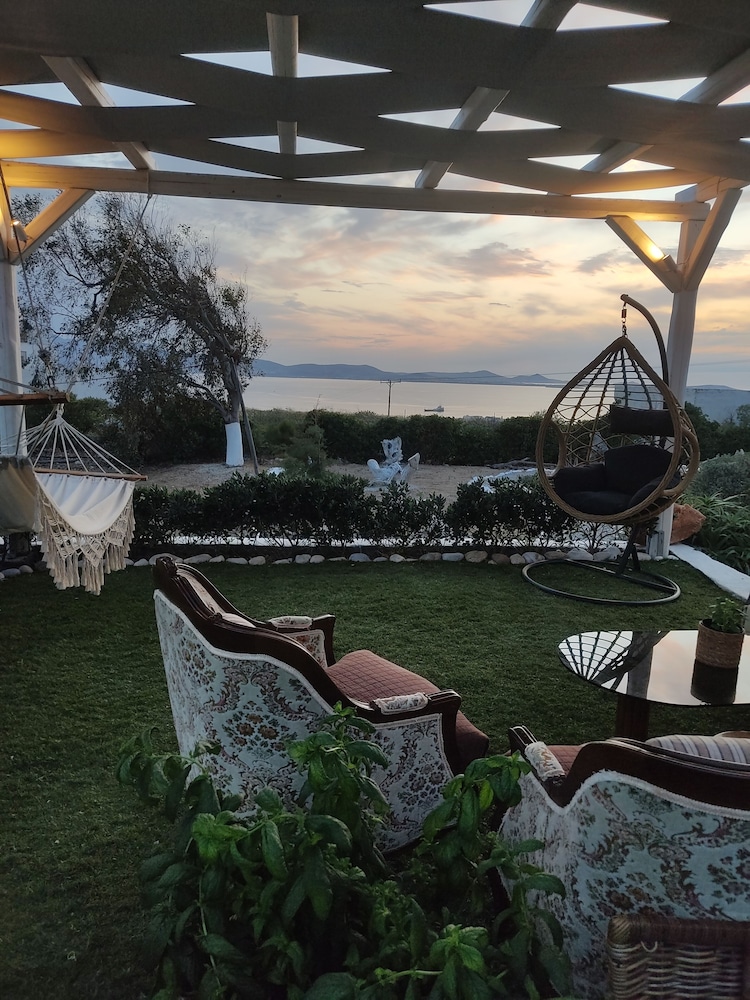 Zephyrus Sunset House