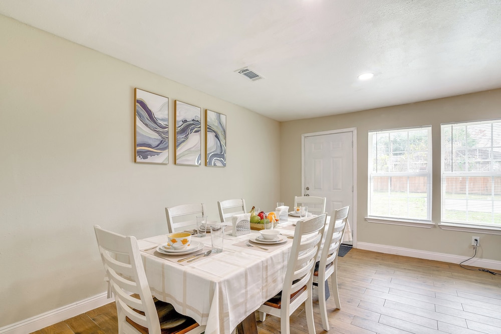 4 Mi to NRG Stadium: Quiet Home w/ Fenced Yard!
