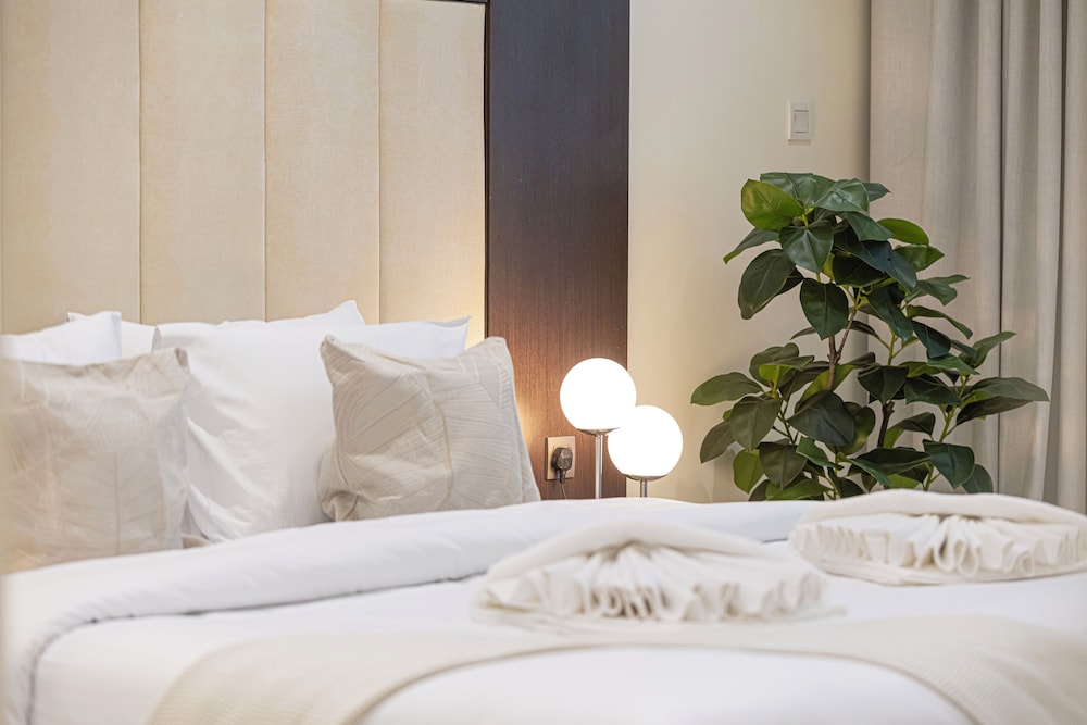 DAMAC Suites by Hostiva – Burj & Fountain