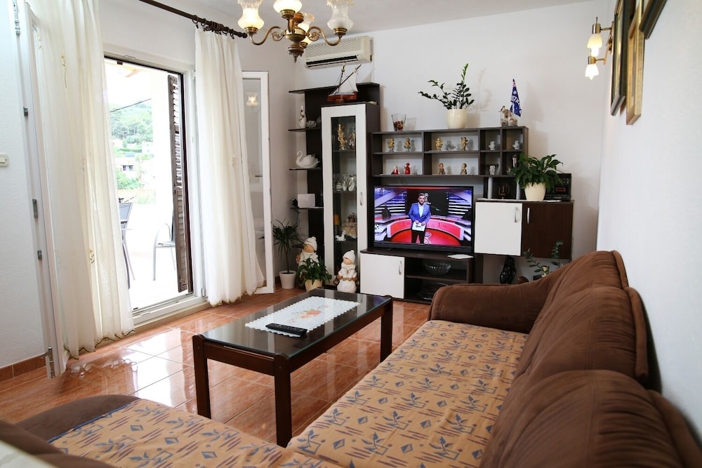 Neda - Perfect Location & Free Parking - A1 view 4