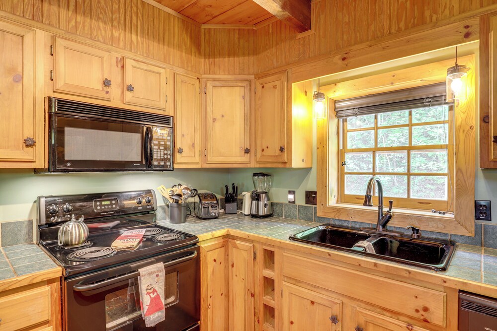 5 Mi to Dtwn Asheville: Tranquil Cabin Retreat!