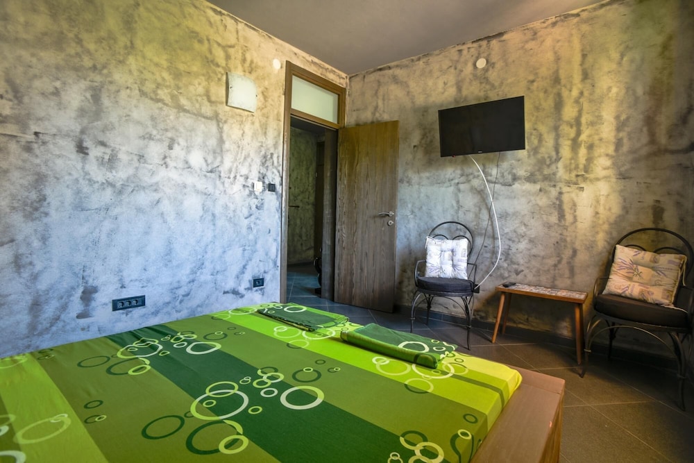 Stone Studio Flat 10 min to Beach in Bar view 5