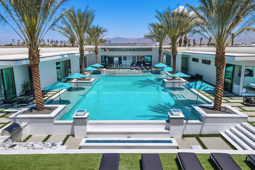 Sleeps 26 Pool, Hot Tub, Pickleball & Putting Green Bravo Villa #12 by Avantstay